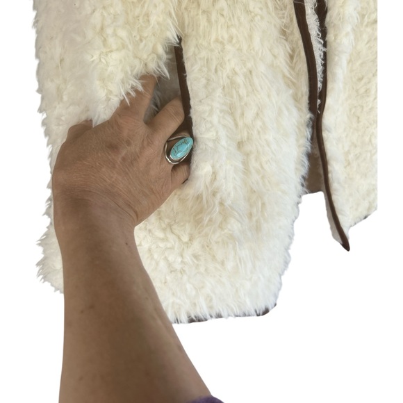 Stylish Cream Faux Fur Vest - Picture 3 of 5